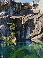 Зеленая вода Рускеала, вверху - перемычка Зеленая вода Рускеала, вверху - перемычка