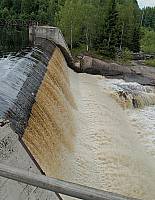 Водослив плотины Пиени-Юкакоски на Тулемайоки Водослив плотины Пиени-Юкакоски на Тулемайоки