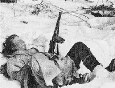 Советские войска начали неожиданную атаку с одной дивизией и двумя лыжными бригадами против финских войск на реке Свирь 11-го апреля 1942. Направление атаки было выбрано между VI и V АК. Однако, большие болота ослабили врага настолько, что 14-ого апреля финские войска смогли "говорить свое слово" в сражении. Финские 11-я и 17-я дивизии успешно контратаковали вражеские силы.
На фотографии: отдыхающий финский солдат.