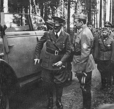 Адольф Гитлер неожиданно посетил Финляндию 4-го июня 1942 в день рождения Маннергейма. Маннергейм праздновал свой 75-й день рождения.
На фотографии: Гитлер представляет вездеход, который был передан ранее.
Подрком на день рождения стал "Большой Крест с немецким золотым орлом".
(Goldenes Grosskreuz des Deutschen Adlerordens).