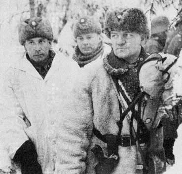 Генерал-майор Ааро Паяри (1897-1949).
Дважды кавалер Креста Маннрегейма.
Принял участие в финской гражданской войне как уоррент-офицер, после войны был командующим отрядами национальной гвардии Йэнсуу и позже Тампере.
По характеру безжалостный и сильный подполковник Паяри командует 16 Егерским полком группы Талвела во время большой победы в Толвоярви, в декабре 1939. В течение Войны Продолжения 1941-44 командует 18-ой дивизией на Карельском перешейке и 3-ей дивизией в конце 1944.
Во время Войны в Лапландии он продвигался к городу Торнио.