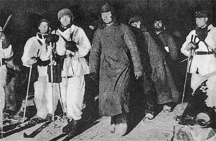163 советская дивизяи продвинулась в район Суомуссалми прежде, чем финны смогли организовывать свои войска, чтобы стабилизировать положение. 27-ого декабря финские отряды начинают мощную атаку против советских отрядов, которые находятся деревне. Советские отряды разорваны на части и окружены в так называемые mottis (котлы), которые быстро уничтожаются, в течение следующего дня.
На фотографии: сдавшиеся советские солдаты после взятия деревни.
