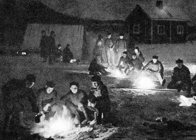 То же самое время, когда финские солдаты спали в их больших и хорошо отапливаемых укрытиях или палатках - советские солдаты должны были спать под открытым небом. Офицеры спали также и в несожженых домах. Разведение костра было самоубийством, если вокруг перемещались финские дозоры. Ежедневно солдаты должны были принимать решение: они хотят умереть от холода, или они хотят рисковать и разводить огонь в лагере. Советская фотография.