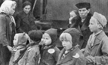 Из-за непрерывно бомбежек гражданских объектов советскими ВВС, Финляндия решает эвакуировать детей в другие страны. Швеция, Норвегия и Дания готовы принять тысячи финских детей.
Почти 8,000 детей были вывезены в другие страны в течение Зимней Войны. На фотографии: дети, ожидающие транспортирования в Хаапаранта около финско-шведской границы. Январь 1940.