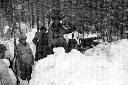 Начиная с 6-го января финский IV армейский корпус изменил тактику от обороны, к нападению чтобы противостоять советским дивизиям в Леметти, к Северу от Ладожского озера. В результате атак образовались большие дивизионные котлы (mottis) в области между Леметти и Питкяранта. В котлах оказались силы трех дивизий.
С 17-го января финские отряды начинают бои за уничтожение этих котлов.
На фотографии: финские солдаты на позициях в восточном Леметти 21-го января 1940.