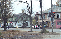 Дом купца Штеймейера (слева).