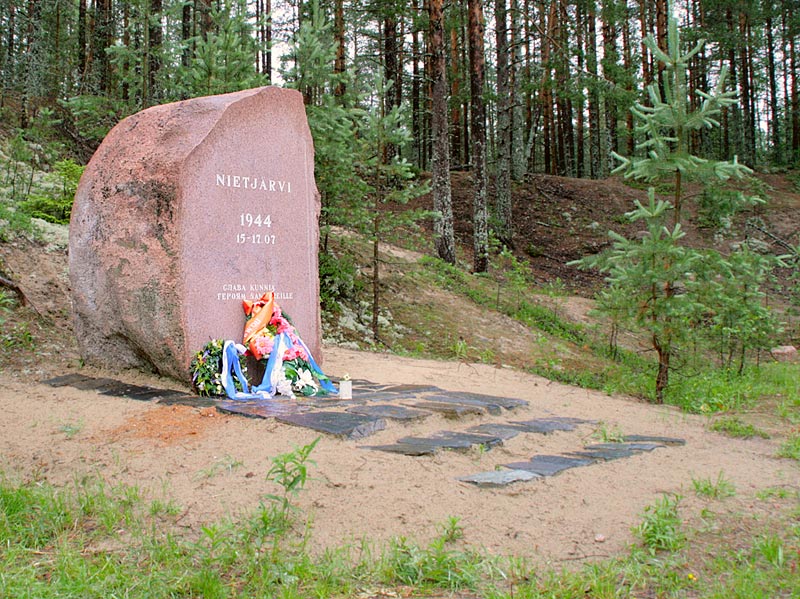 Памятник погибшим у озера Ниетярви