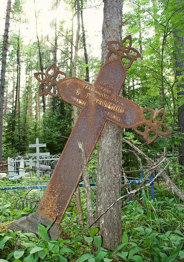 Чугунный крест на финской могиле