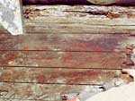Это - останки итальянского катера MAS, взорванного осенью 1943 года в Стрельне водолазами-разведчиками РОН КБФ. Пока никто не смог прочитать фрагмент надписи.
