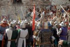 Согласно программе - происходит штурм ворот замка.<BR>Однако стоя за спинами задней линии слышно только<BR>лязг оружие о доспехи и нечленораздельный мат на древних языках...