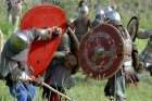 На снимке видно, что топором бъют всё таки обухом, т.е. техника безопасности соблюдается...