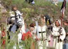 Далее в программе - рыцарский турнир. В сопровождении оруженосцев и челяди рыцапи торжественно въезжают на ристалище...